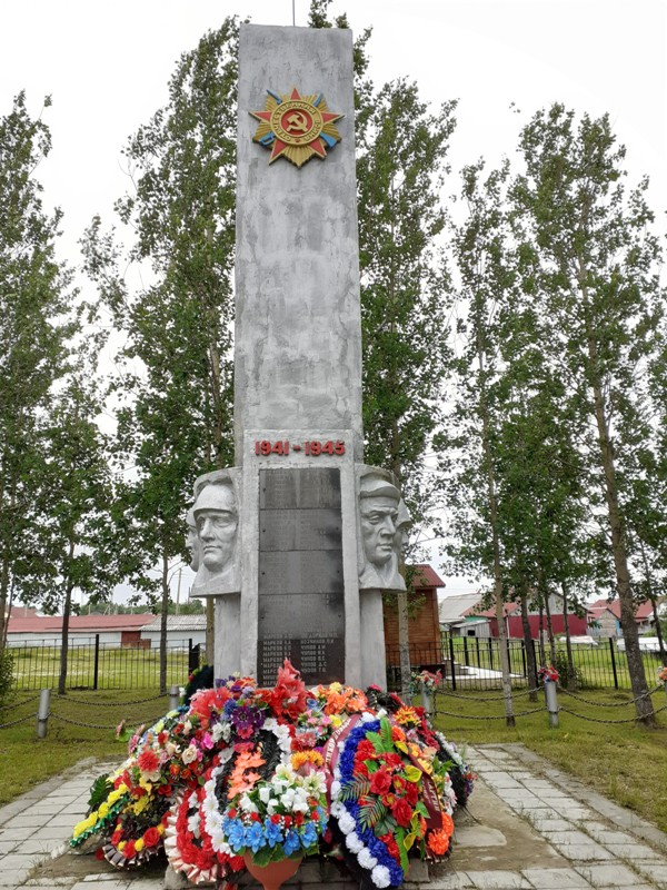 Памятник – обелиск павшим воинам Великой Отечественной войны 1941-1945 г.г.  в с. Ома.